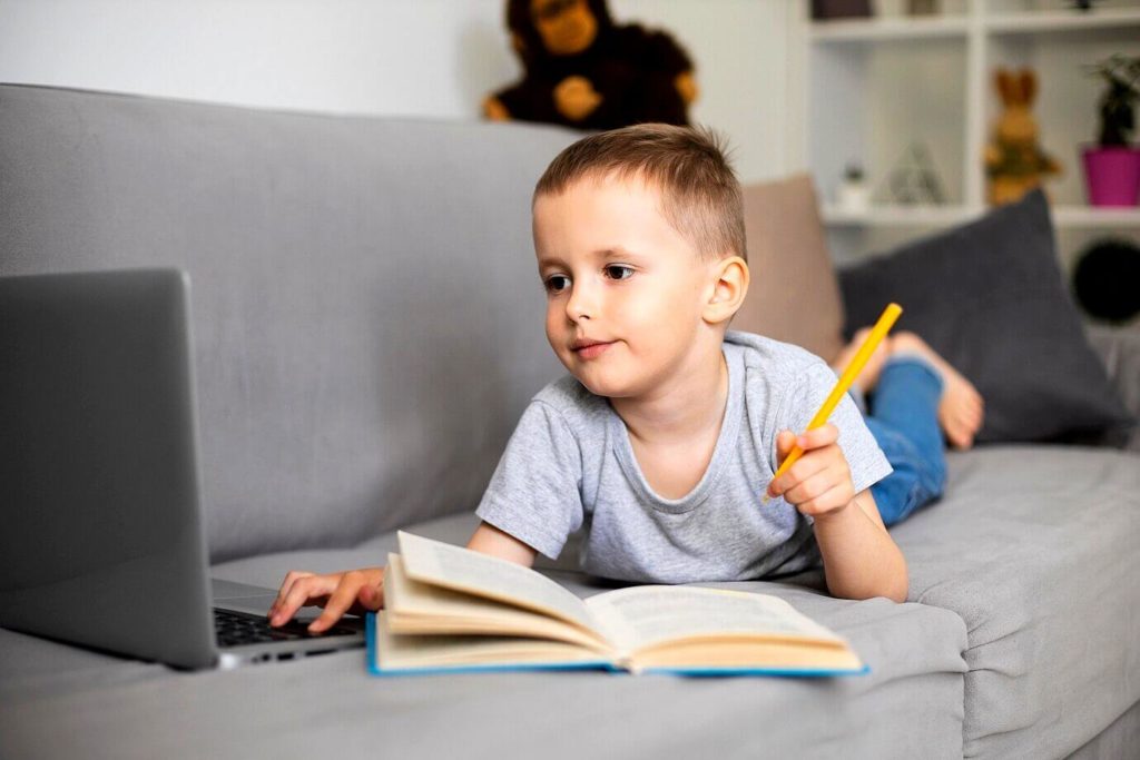 Enfant devant un pc
