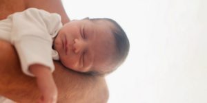 Lire la suite à propos de l’article Pourquoi ne pas porter bébé sous les aisselles ?