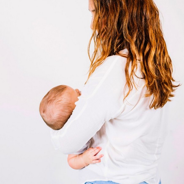maman tenant son bébé