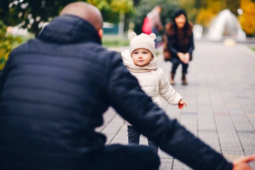 Enfant court vers son papa