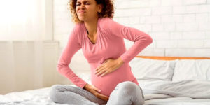 Femme enceinte ayant des douleurs en bas du ventre