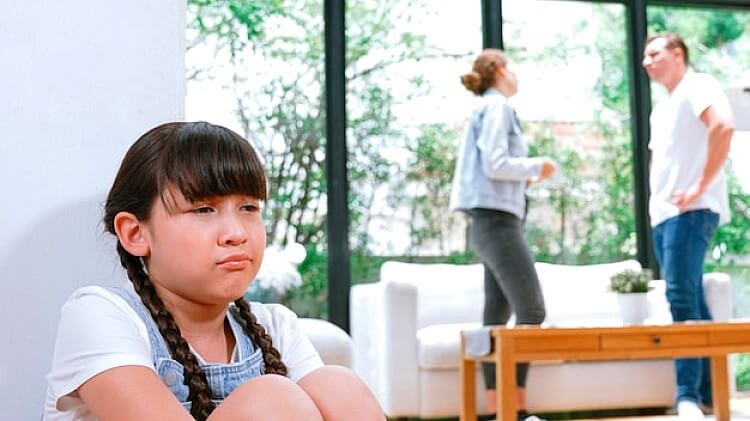 Jeune-fille-stressee-malheureuse-se-cache-violence-domestique