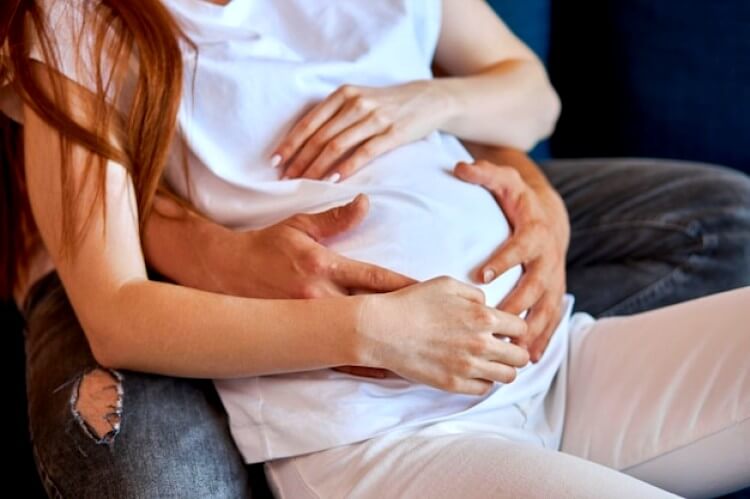Joli couple marié attend bébé ayant une relation amoureuse