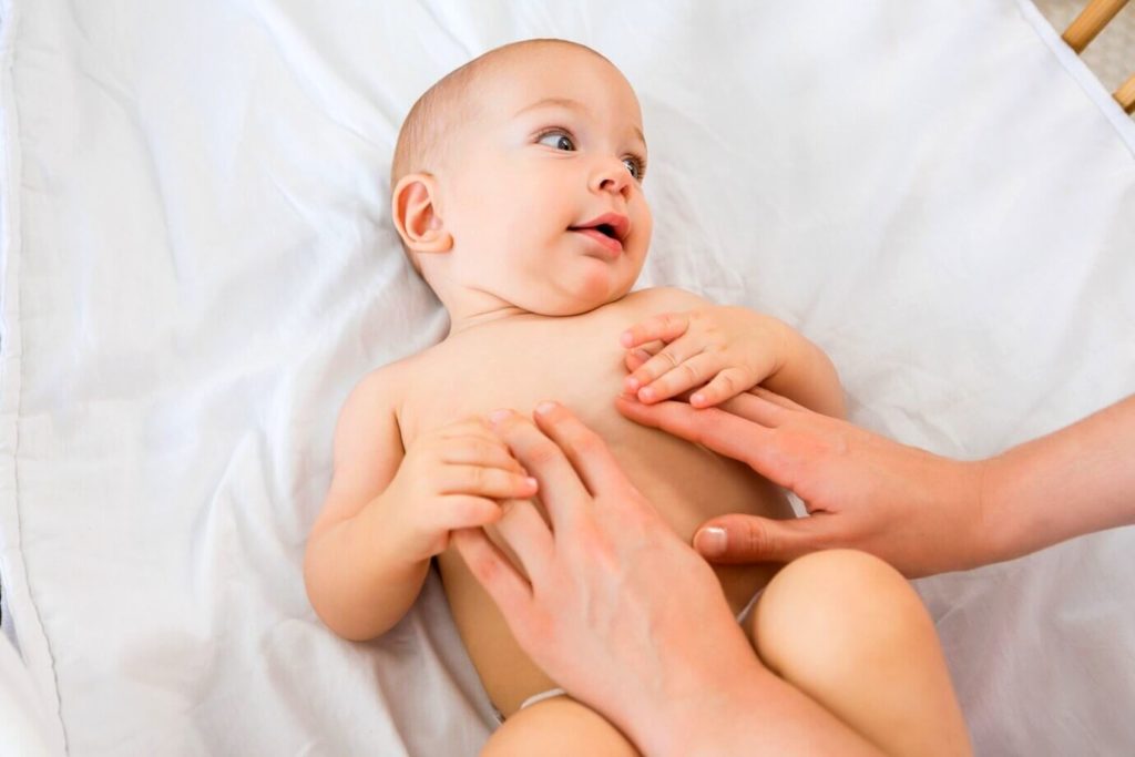 Maman masse son bébé