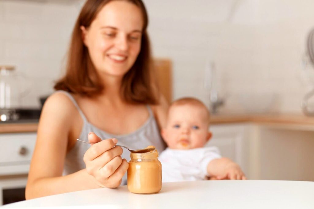 Mère donne du miel à son bébé