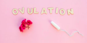 Mot vue de dessus avec des fleurs et un tampon