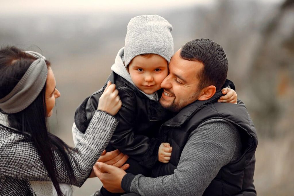 Papas dans les bras de son papa