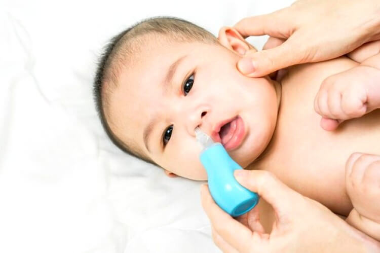 Portrait en gros plan d'un mignon bébé allongé sur le lit