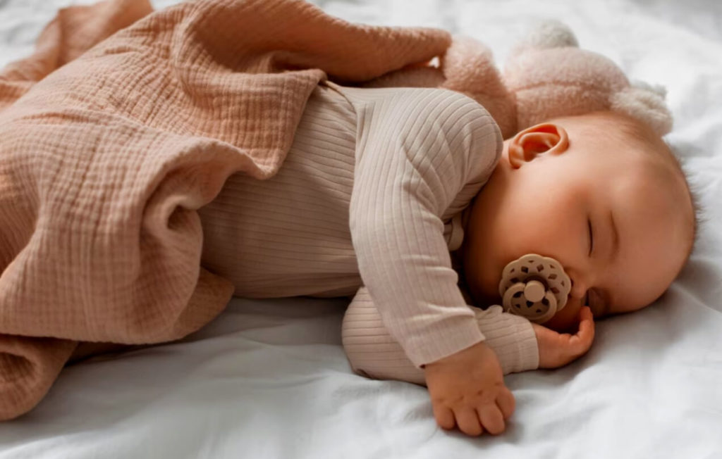 bebe mignon qui dort avec sa tétine