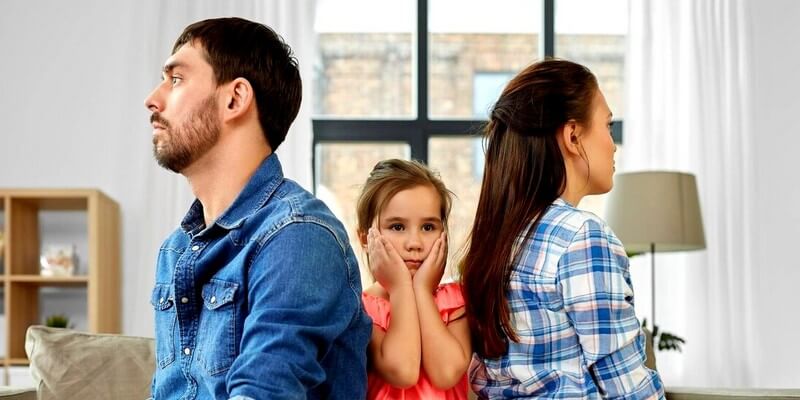 famille-malheureuse-maison_380164-229403