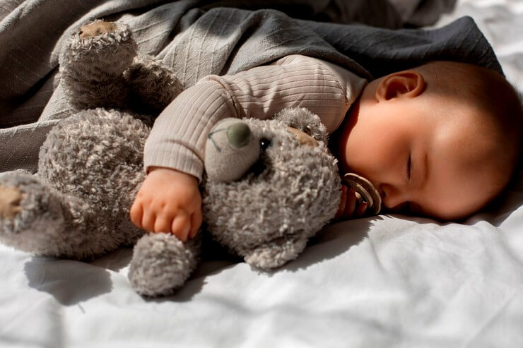 Bébé mignon avec un animal en peluche