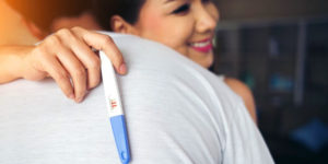 Couple heureux après un test de grossesse positif