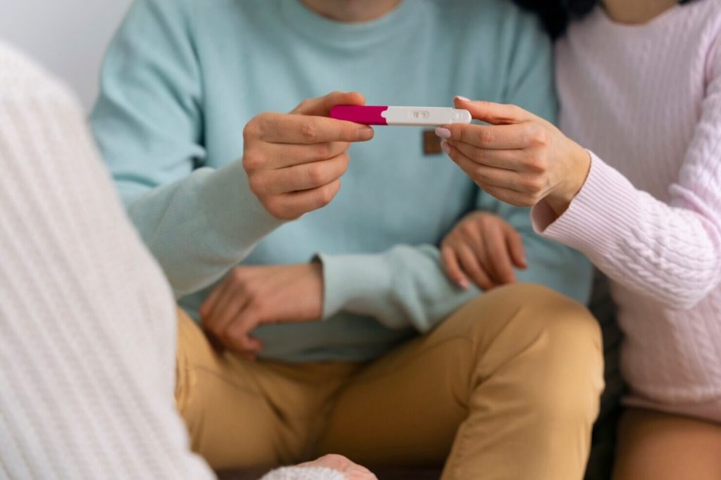 Couple heureux avec un test de grossesse