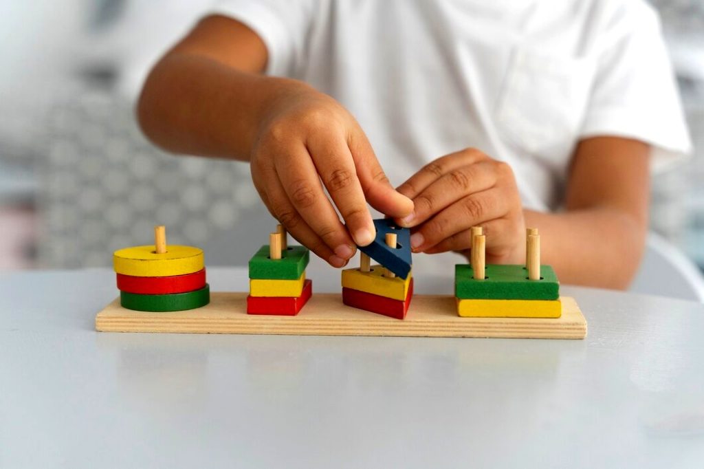 Empillement de pièces en bois Montessori