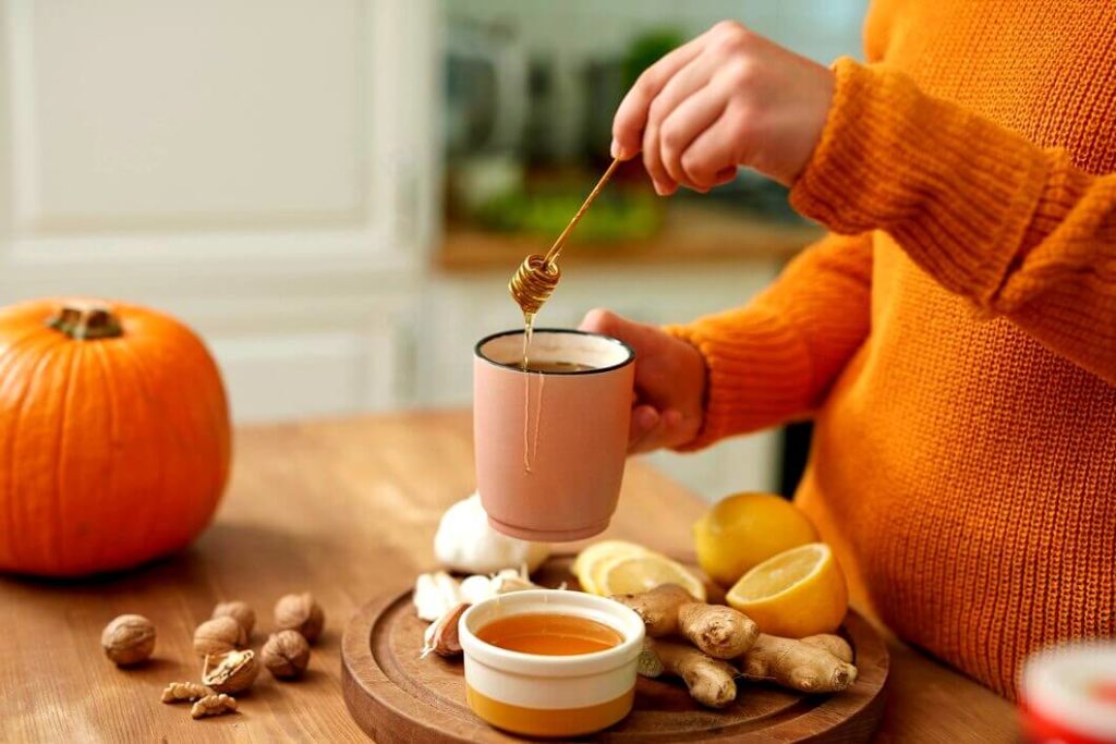 Femme enceinte préparant une recette avec du gingembre