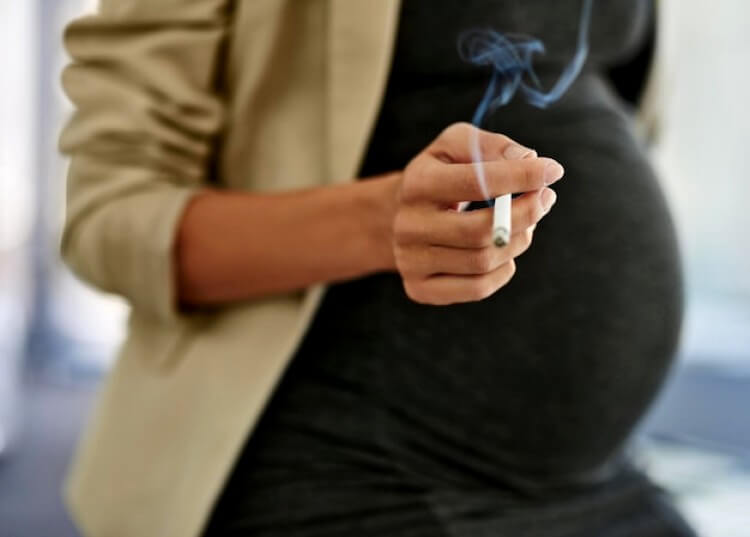 Femme enceinte qui fume