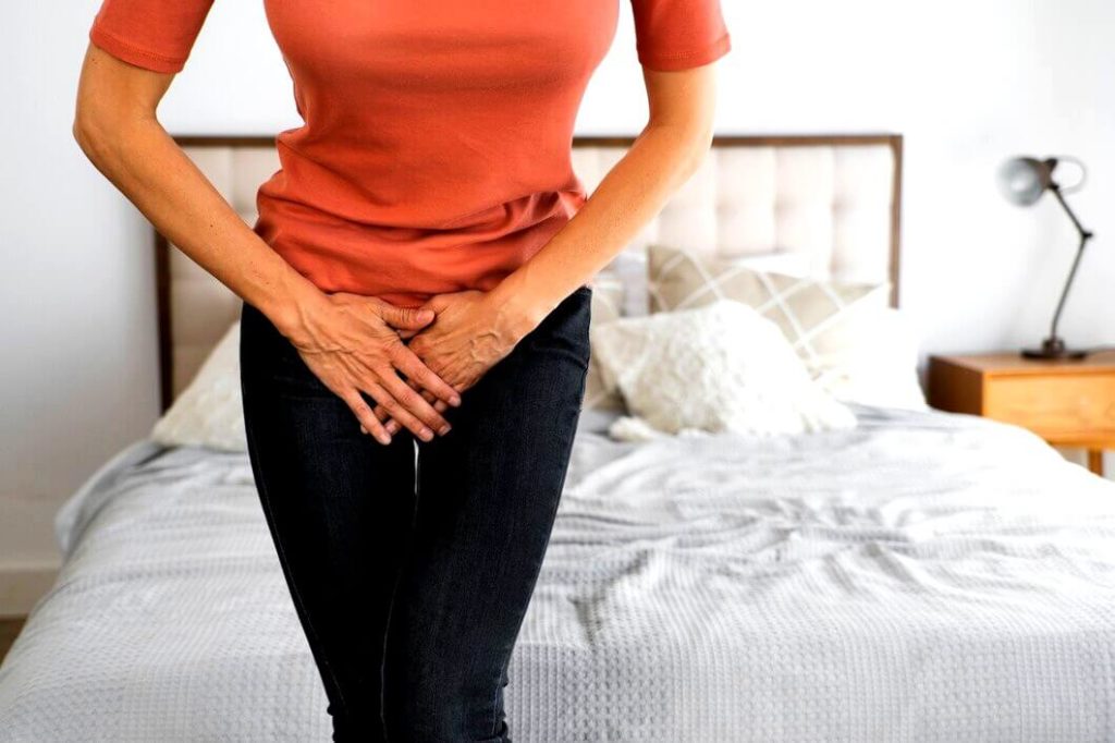 Femme qui serre son entre-jambe