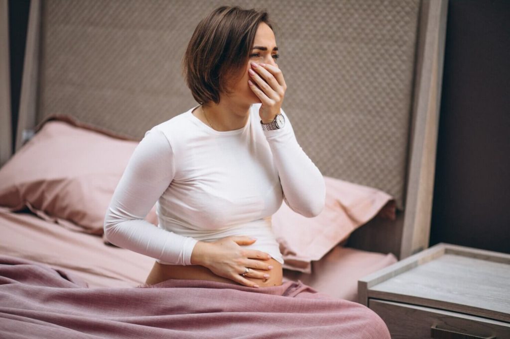 Jeune femme enceinte présentant des nausées