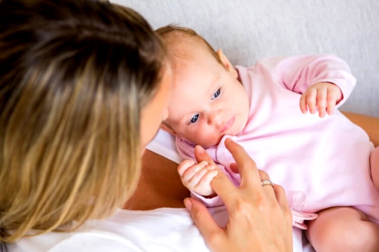 Jeune maman avec son bébé