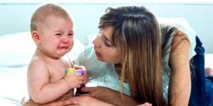 Jeune maman avec un bébé qui pleure