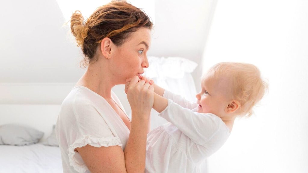 Maman qui joue avec son bébé