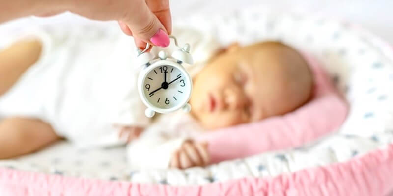 You are currently viewing Faut-il reveiller un bébé de la sieste ?