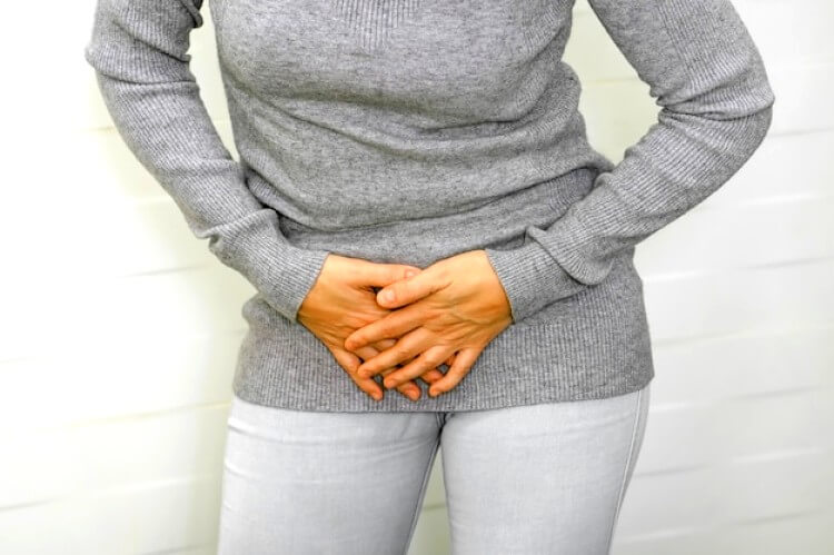 Une femme enceinte ayant des douleurs dans la zone pelvienne