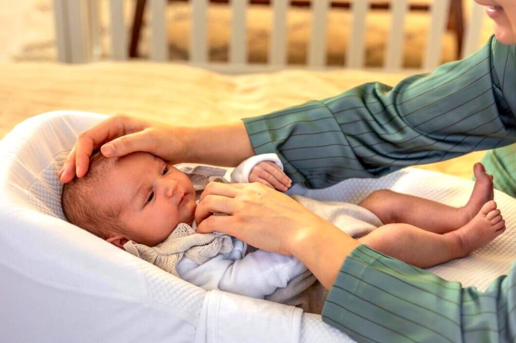 Une jeune mère avec un nouveau-né