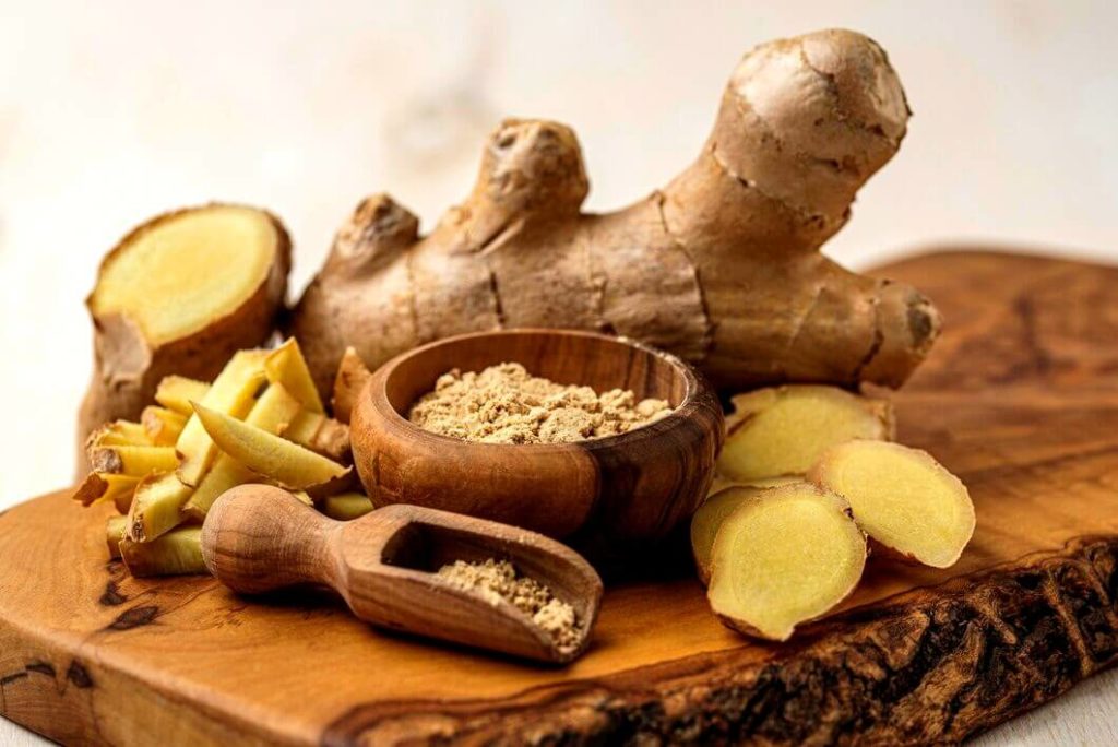 gingembre sur planche de bois
