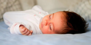 Adorable bébé qui dort