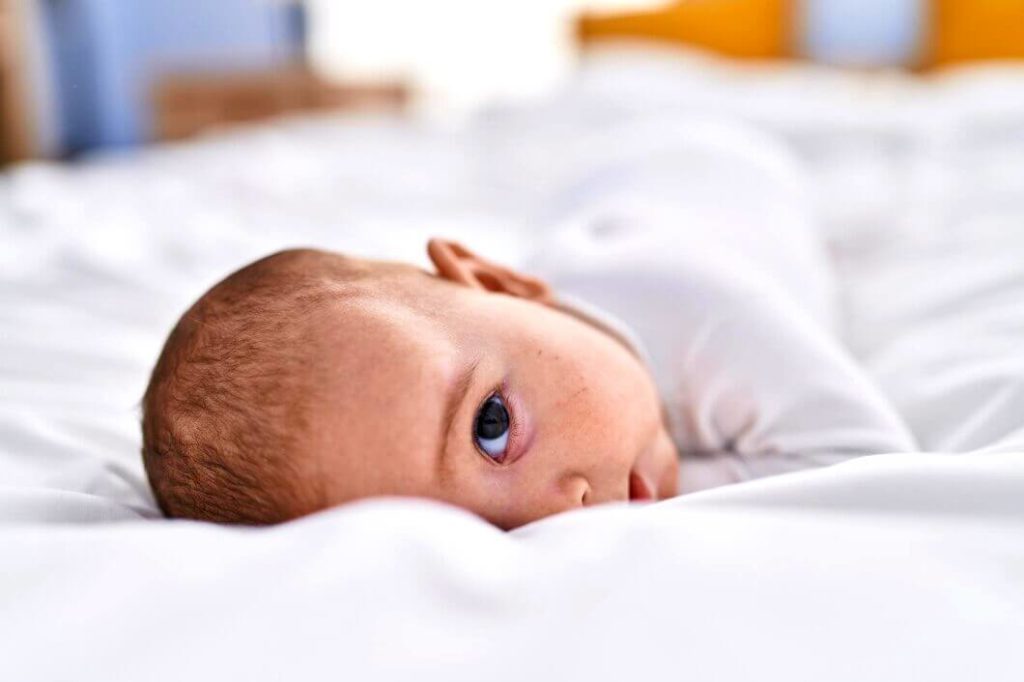 Bébé allongé sur un lit