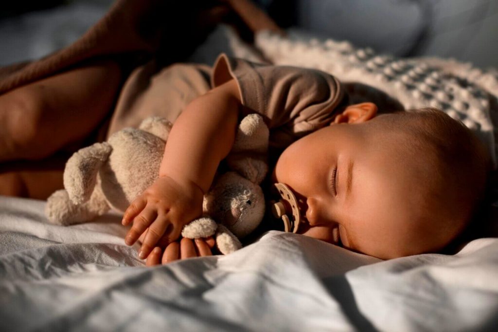 Bébé dort avec une tétine