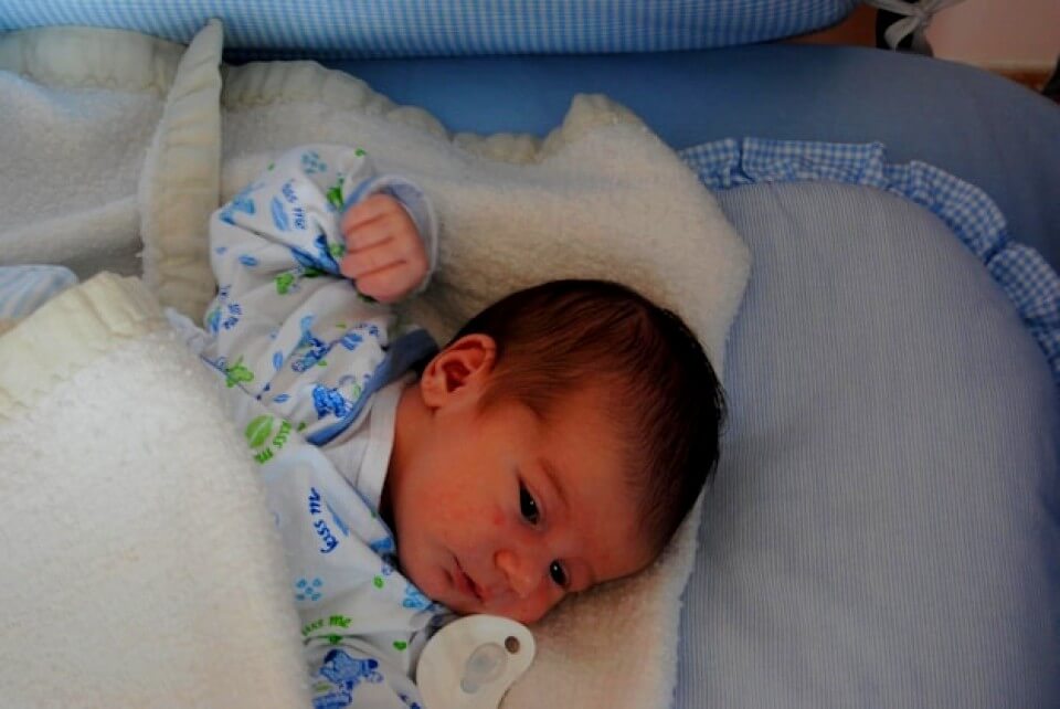 Bébé endormi dans un lit