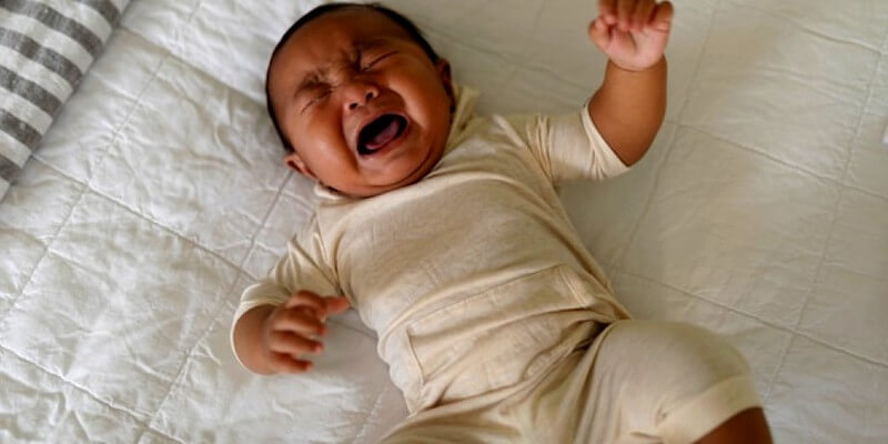 Bébé se réveille et pleure