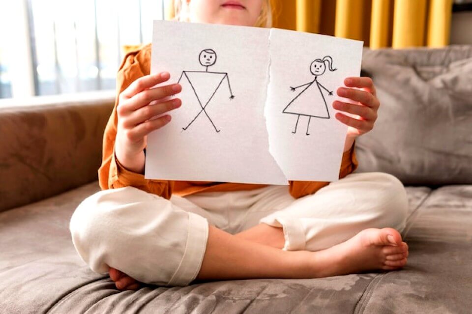 Enfant dessinant papa et maman