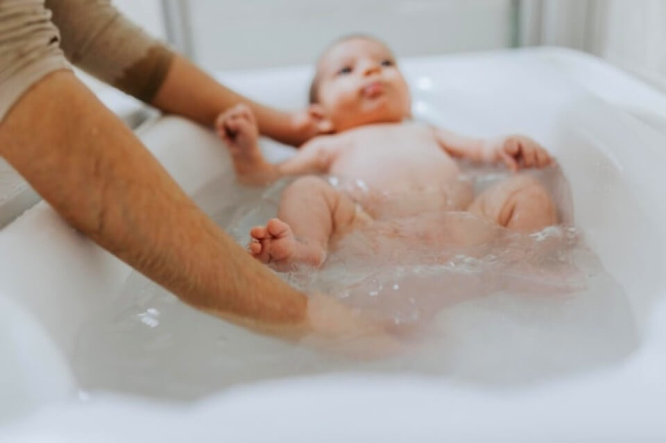 Laver un bébé dans une baignoire d'adulte