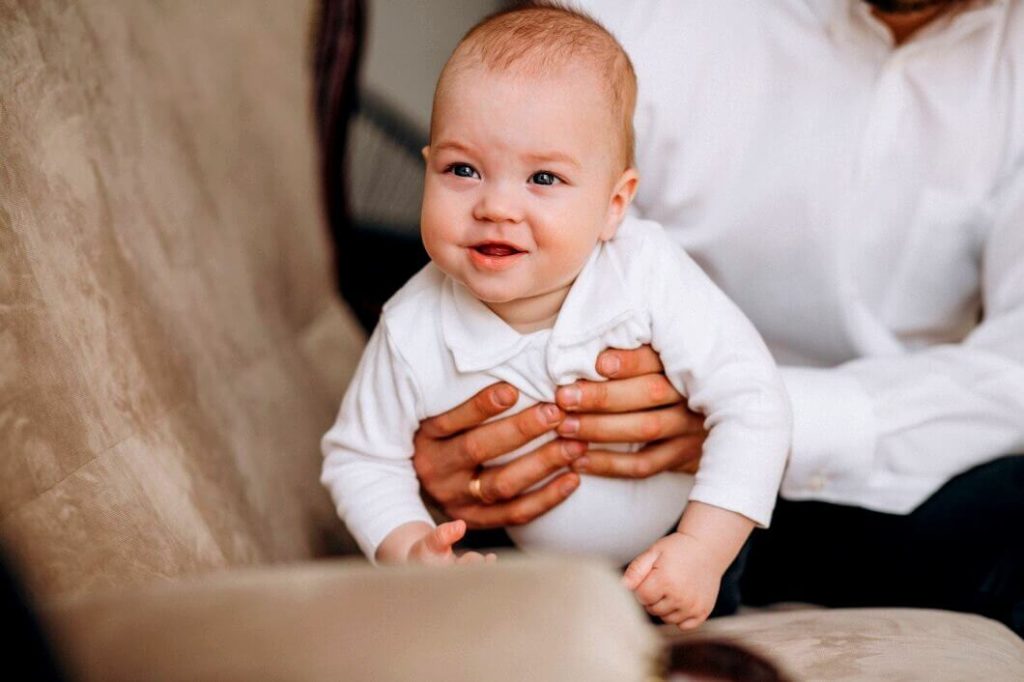 Aider bébé à s'asseoir
