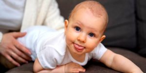 Bébé dans les genous de sa maman