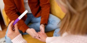 Couple avec un test de grossesse