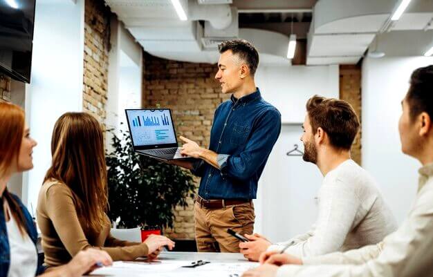 Femme dans une réunion de travail