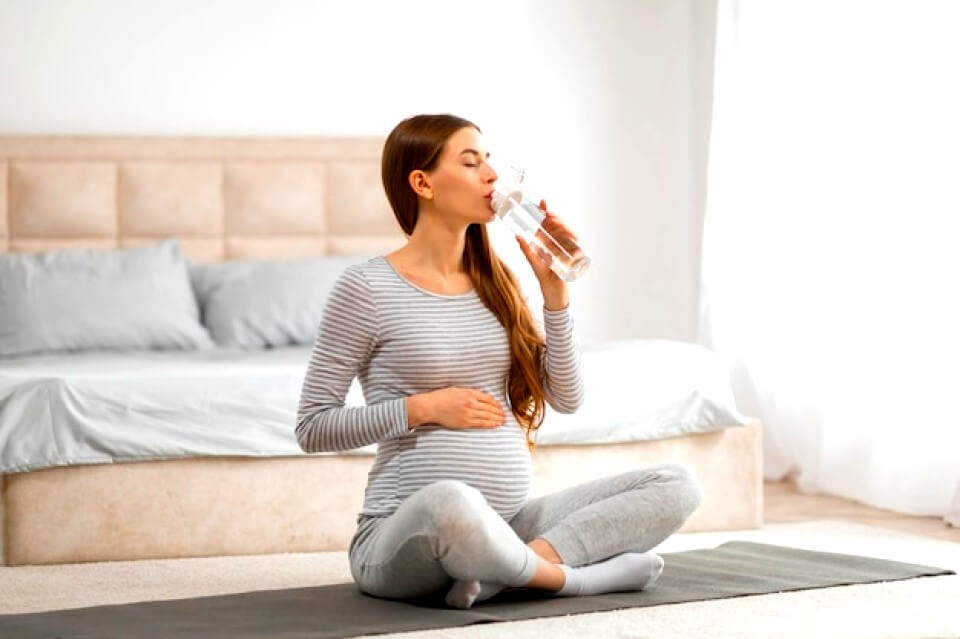 Femme enceinte qui voit de l'eau