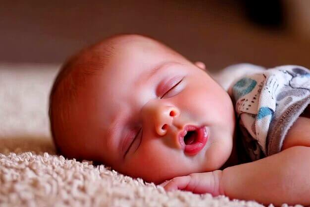 Adorable bébé qui dort la bouche ouverte