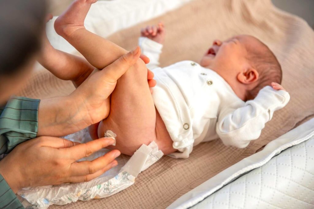Changer la couche et nettoyer le bébé