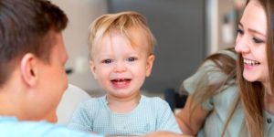 Enfant en bas âge avec ses parents