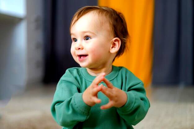 Enfant qui essaie de communiquer