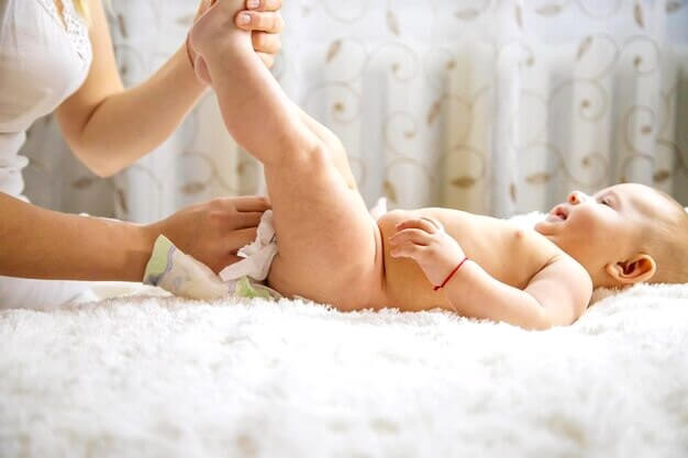 Maman nettoie son bébé et change son bébé