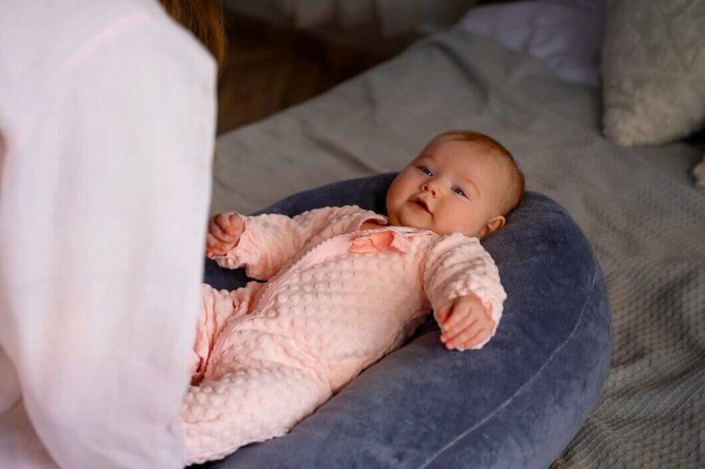 Maman qui habille un bébé mignon