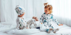 Petit enfant habillés en pyjama