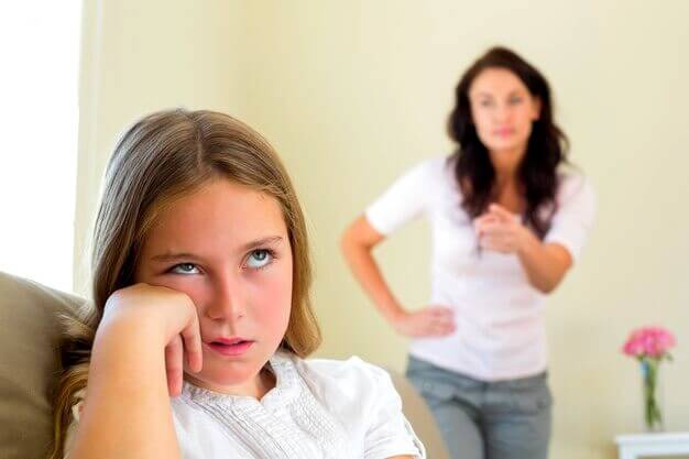 Fille fait la gueule à sa mère