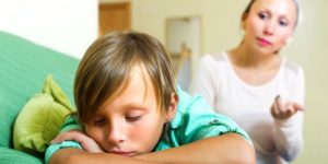 Garçon ignore sa mère